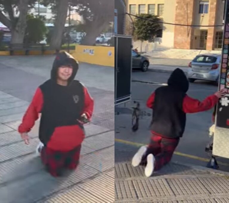 Joven de rodillas en la calle frente al colegio Perito Moreno en Comodoro Rivadavia