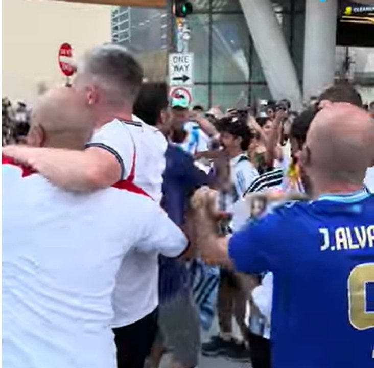 Hinchadas argentinas e inglesas en las calles de Atlanta antes de la semifinal