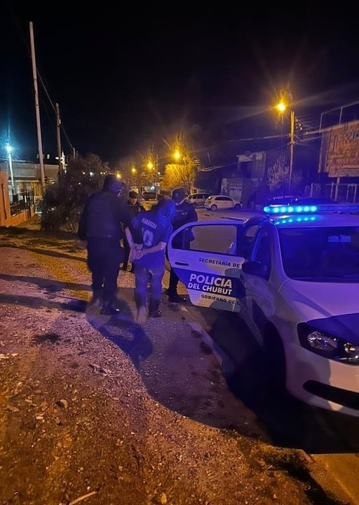 Policía en la vía pública durante la madrugada en Comodoro Rivadavia