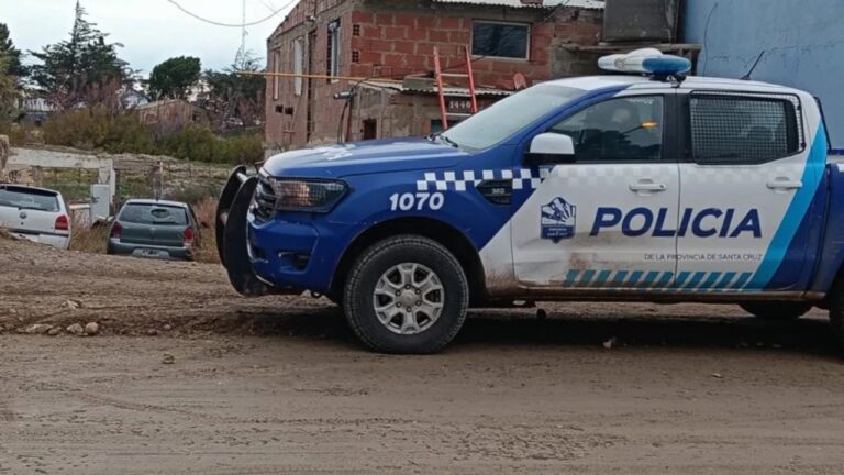 Efectivos policiales en la escena de los disparos en Puerto Deseado