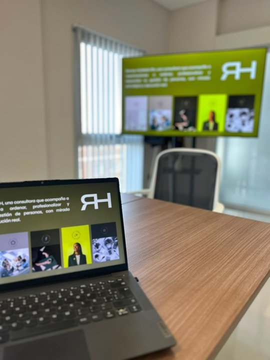 Logotipo de Humma RH, consultora de recursos humanos en Chubut