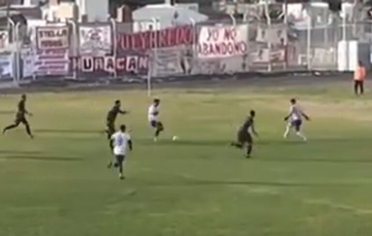 Jugadores de Huracán y Jorge Newbery durante el clásico comodorense en el Estadio Municipal