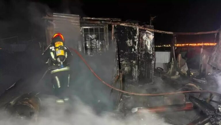 Bomberos trabajando en incendio de vivienda en Chacra 8, Rawson