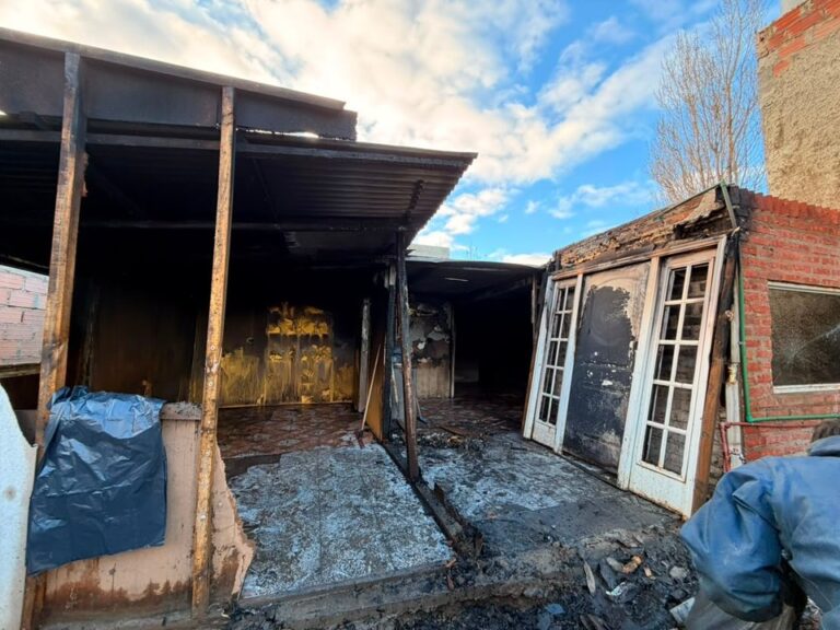 Vivienda afectada por incendio en barrio San Cayetano, Comodoro Rivadavia