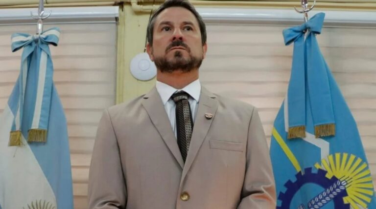 Intendente de Trelew Gerardo Merino hablando en conferencia de prensa
