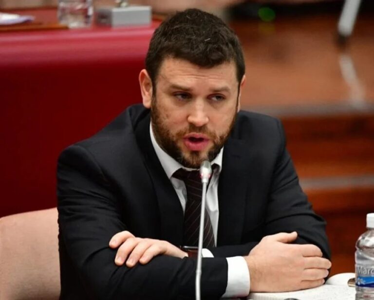 Diputado Juan Pais en la Legislatura de Chubut