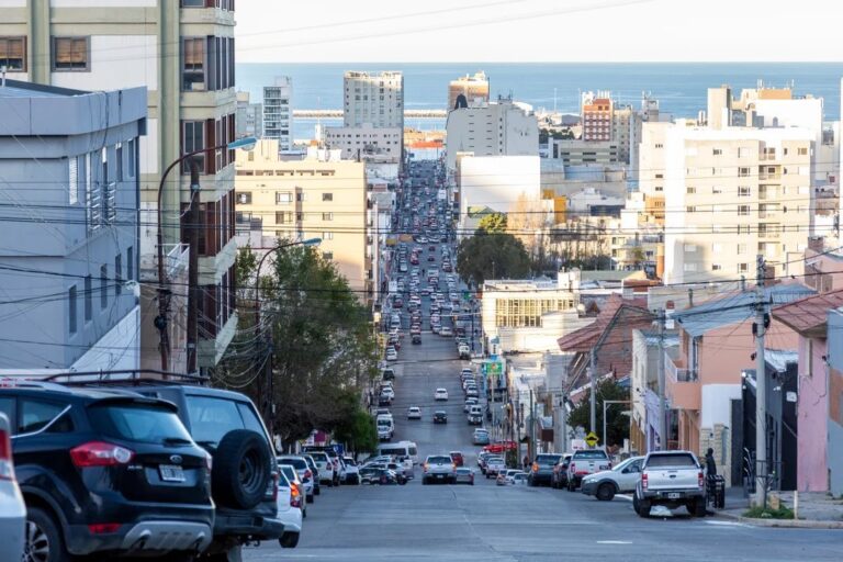 Vista de Comodoro Rivadavia con cielo despejado y termómetro marcando baja temperatura