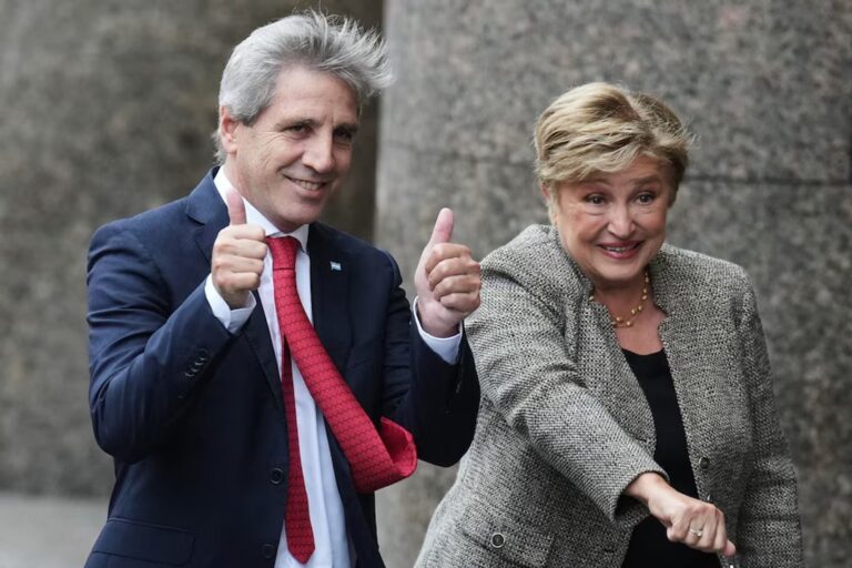Kristalina Georgieva y Luis Caputo en el yacimiento Loma Campana, Vaca Muerta