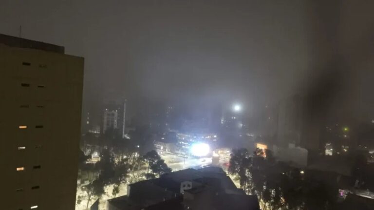 Niebla espesa en calles de Neuquén con autos circulando con luces encendidas
