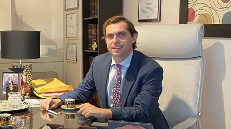 Andrés Prieto Fasano en silla de ruedas junto a su madre y su hermano durante su comparecencia judicial