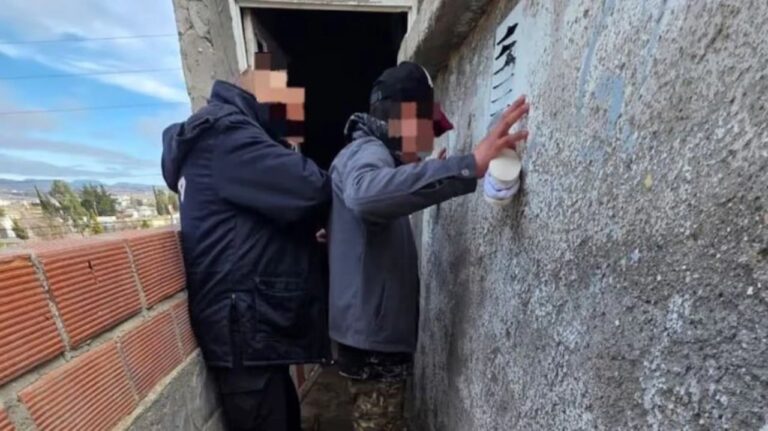 Policía en la puerta de una vivienda en Comodoro Rivadavia