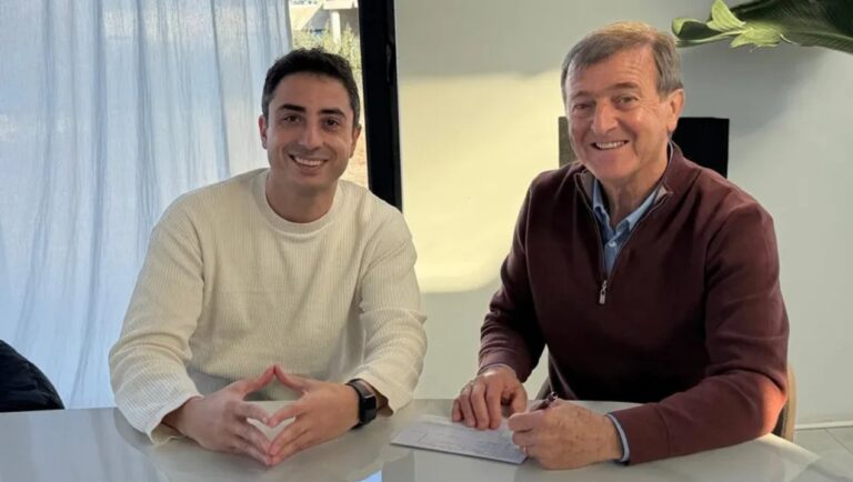 Aníbal Tortoriello con ficha de afiliación a La Libertad Avanza