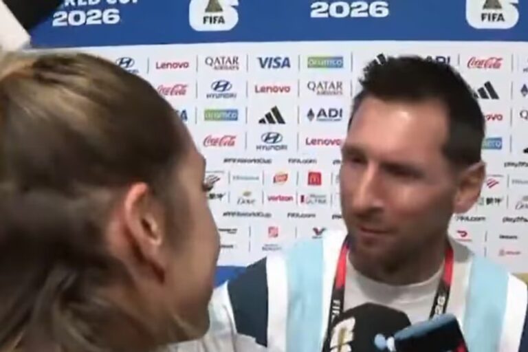 Lionel Messi conversando con la periodista Sofía Martínez en la zona mixta del estadio de Miami