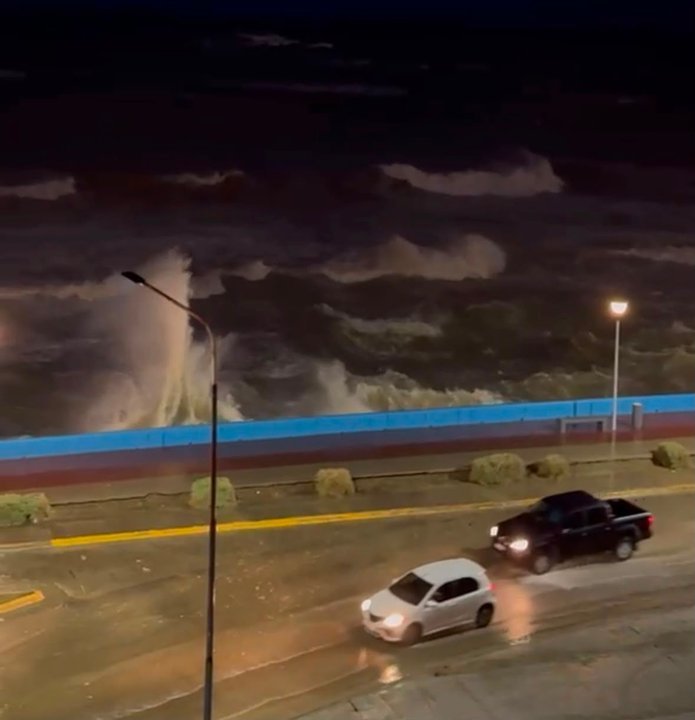 Costa de Comodoro Rivadavia con acantilados erosionados y viviendas cercanas al borde del mar