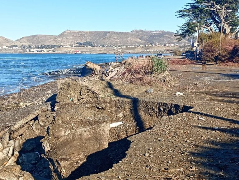 Erosión costera en el barrio Usina, Chubut, tras marejada