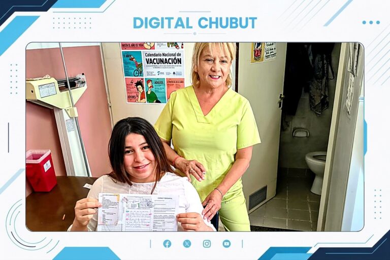 Embarazada recibiendo vacuna contra el Virus Sincicial Respiratorio en vacunatorio de Chubut