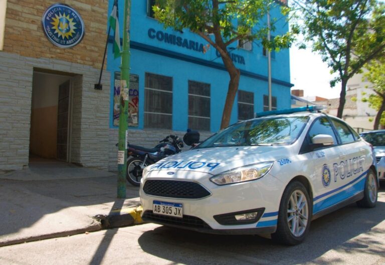 Operativo policial en Cipolletti con efectivos y vehículos oficiales