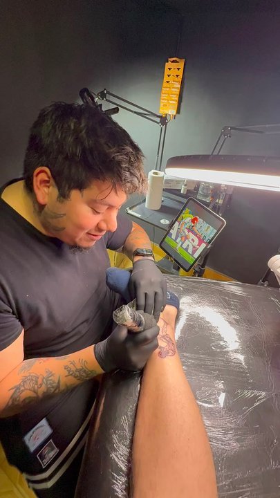 Tatuaje de Lionel Messi y Emiliano Dibu Martínez en Comodoro Rivadavia