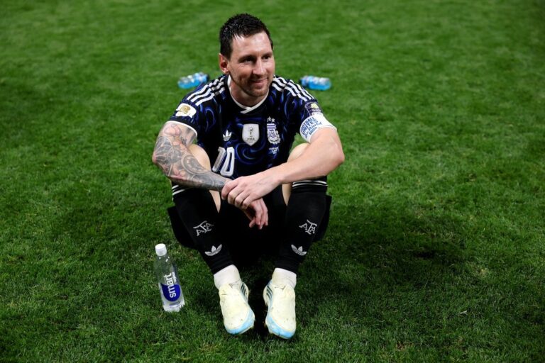 Lionel Messi celebrando tras la victoria de Argentina sobre Inglaterra en el Mundial 2026