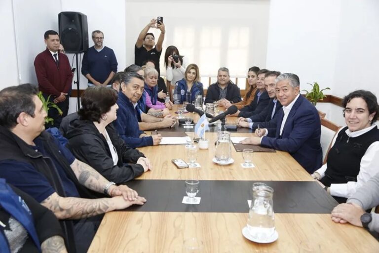 Firma de acuerdo salarial entre el gobierno de Neuquén, ATE y UPCN