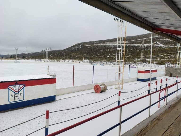 Cancha de fútbol cubierta de nieve en Comodoro Rivadavia