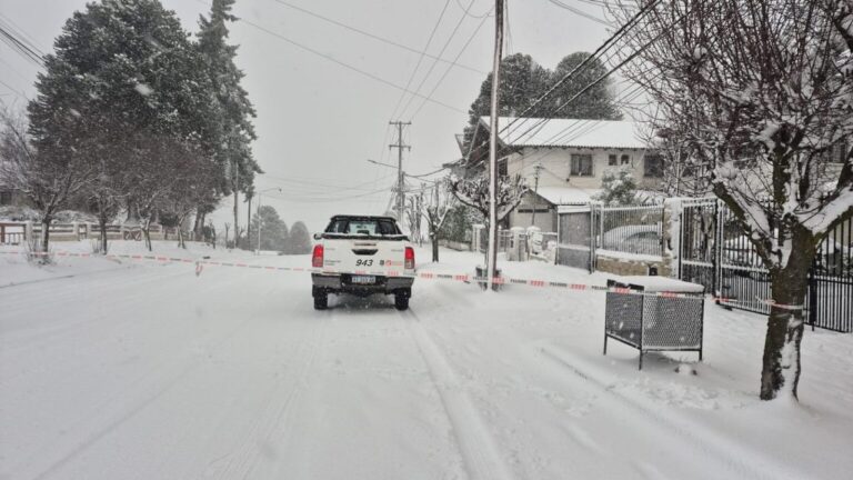 Nevada en Bariloche con calles cubiertas de nieve y vehículos con cadenas