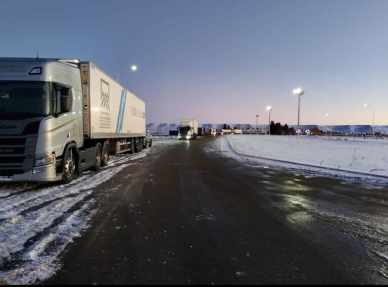 Ruta nevada en Santa Cruz con vehículos circulando con precaución