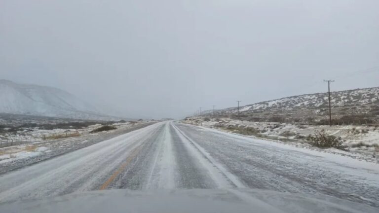 Ruta provincial cubierta de nieve y hielo en Neuquén