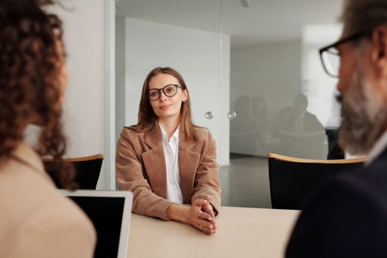 Profesionales en una oficina revisando ofertas de empleo en una computadora
