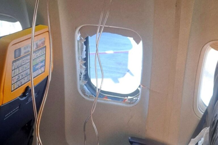 Avión de Ryanair en pista de aterrizaje