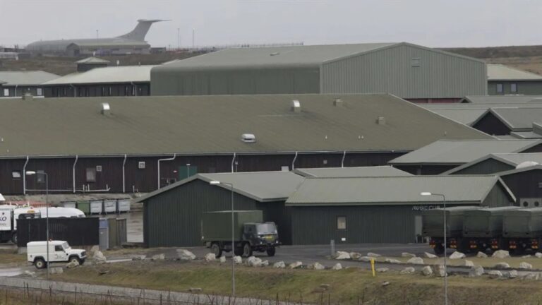 Imagen del video de Luciano Barroso mostrando edificaciones y vehículos militares en la base británica de las Islas Malvinas