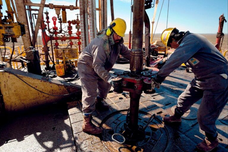 Trabajadores petroleros en una planta de extracción en la Patagonia argentina