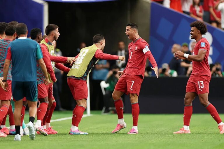 Jugadores de Portugal y Croacia en el campo del Toronto Stadium durante el partido de 16avos de final del Mundial 2026