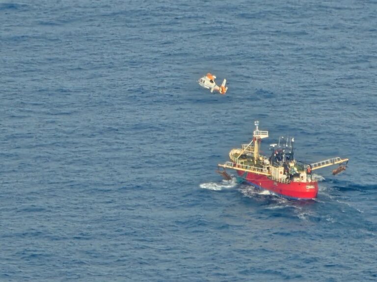 Helicóptero de Prefectura Naval Argentina durante operativo de aeroevacuación en el Mar Argentino