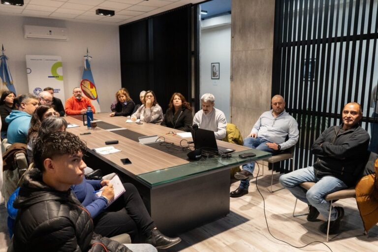 Vecinos y funcionarios durante la presentación del estudio sobre el cerro Hermitte en Comodoro Rivadavia
