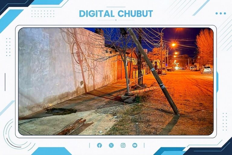 Poste de tendido eléctrico dañado tras choque en Puerto Madryn