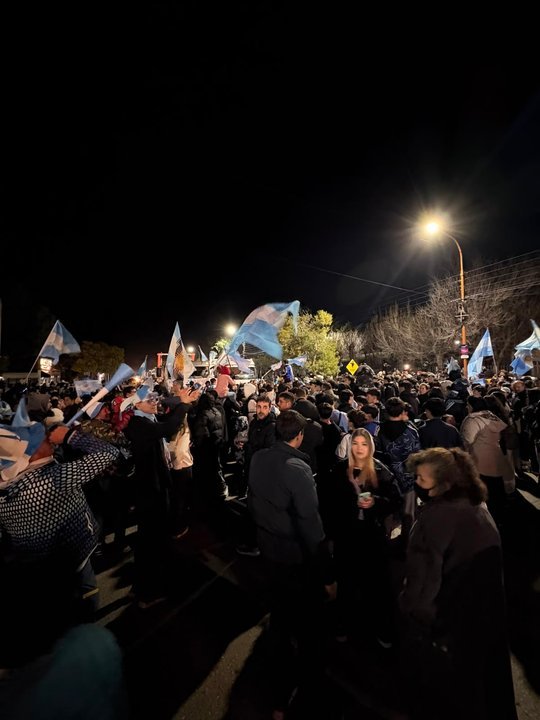 Multitud de hinchas argentinos en la costanera de Rada Tilly con banderas y camisetas celebrando el pase a semifinales del Mundial 2026