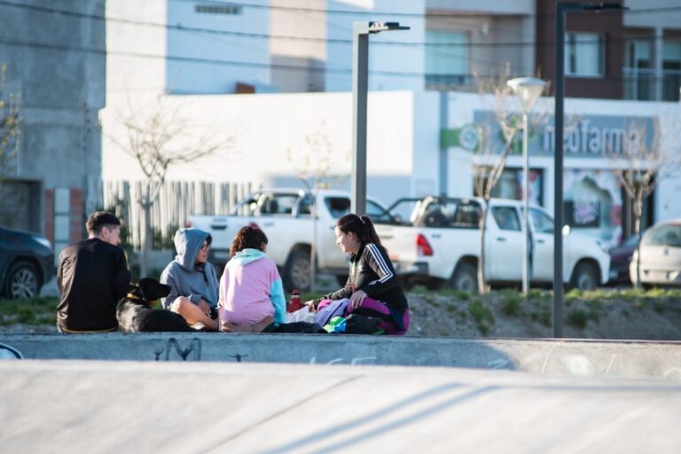 Adolescentes participando en actividades recreativas al aire libre en Rada Tilly