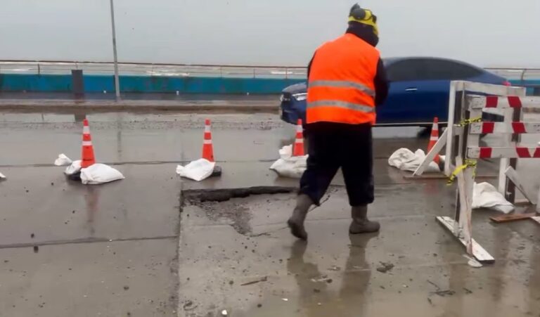 Hundimiento en avenida Ducós, Comodoro Rivadavia, con señalización preventiva