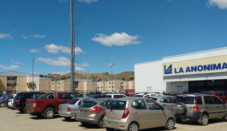 Estacionamiento del supermercado La Anónima en Comodoro Rivadavia