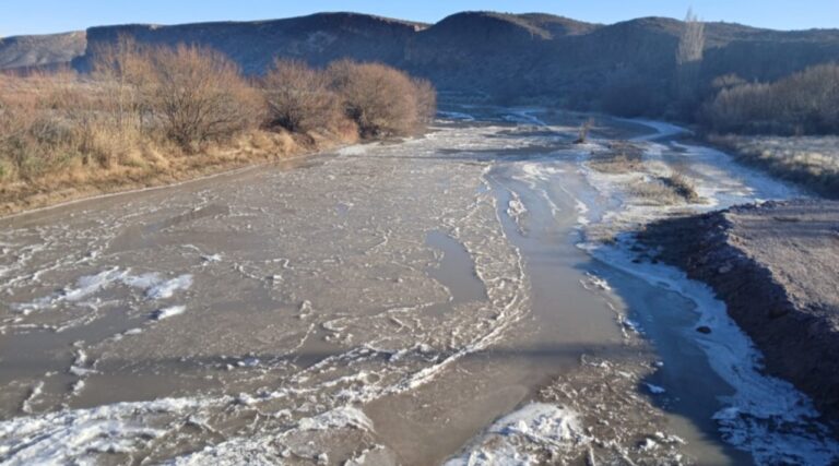 Río Chubut congelado en Las Plumas y fuente congelada en Puerto Madryn