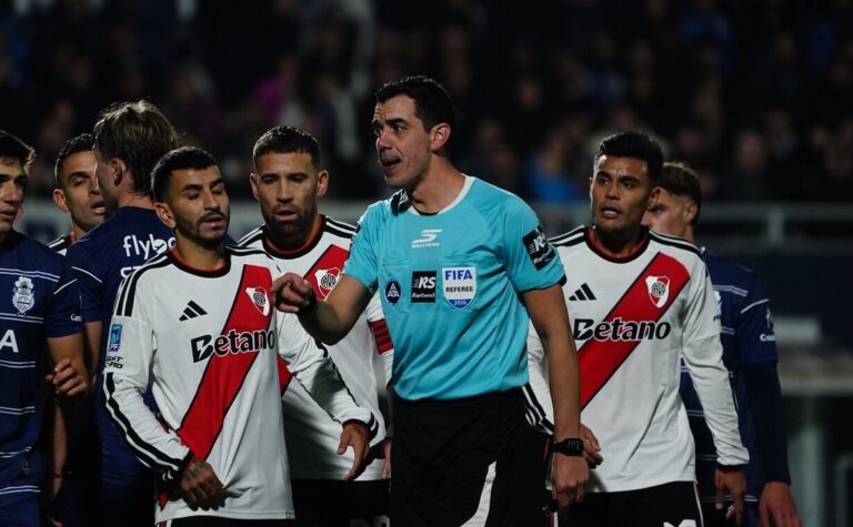 Alexis Steimbach cabecea el balón durante el partido entre Gimnasia y River Plate en el Estadio Juan Carmelo Zerillo