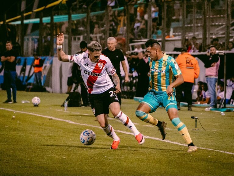 Partido entre River Plate y Aldosivi en el estadio Padre Martearena de Salta