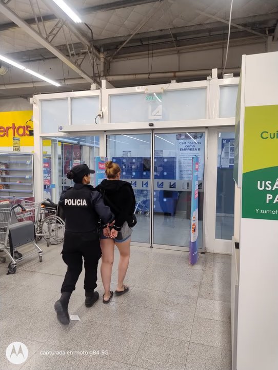 Estantería de supermercado en Comodoro Rivadavia con productos alimenticios