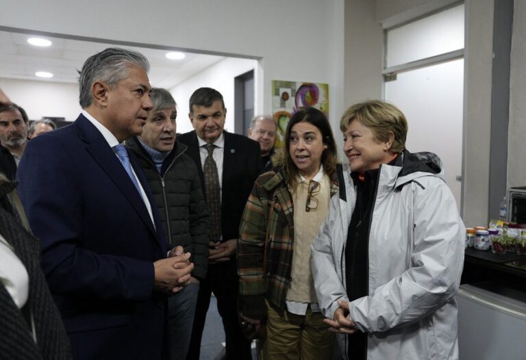 Rolando Figueroa, Kristalina Georgieva y Luis Caputo en el Aeropuerto de Neuquén