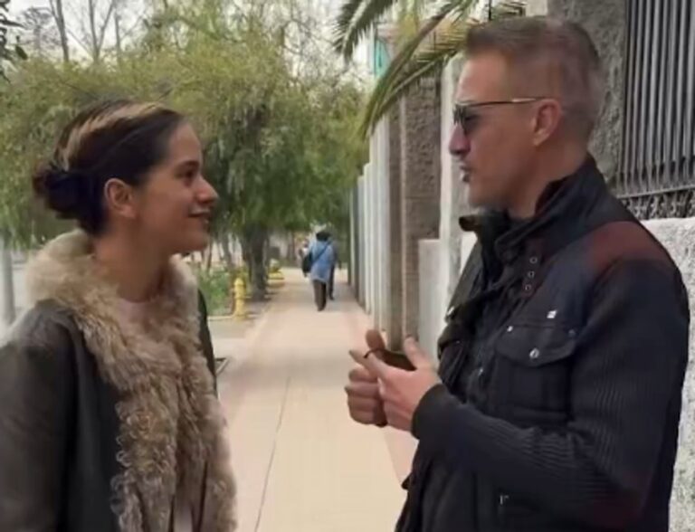 Rosalía saludando a un fan argentino en la vía pública en Santiago de Chile