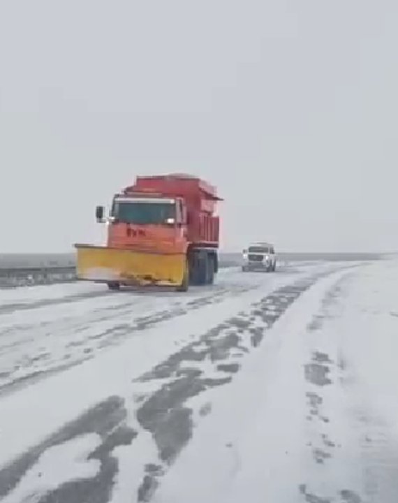 Ruta Nacional 3 con nieve y escarcha en Chubut