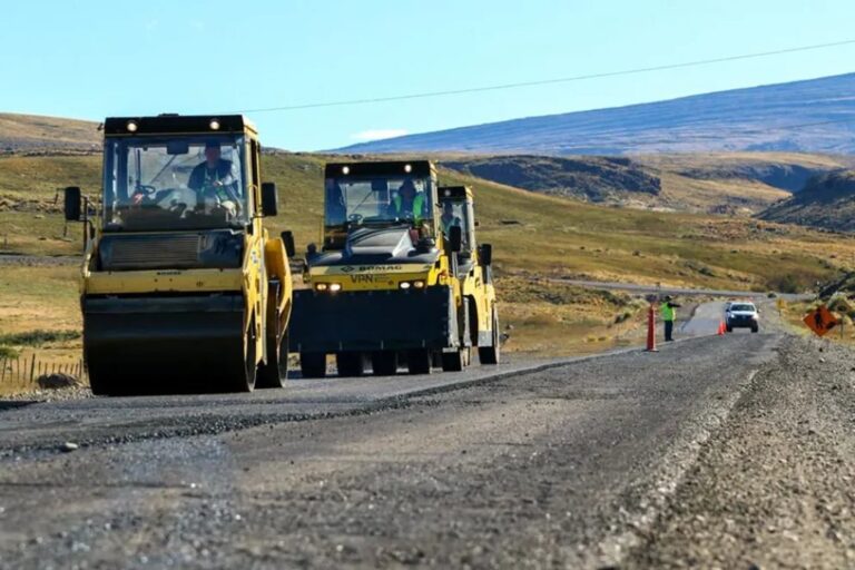 Ruta Nacional 22 en Neuquén con tránsito vehicular