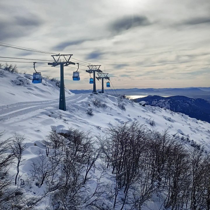 Vista de montañas nevadas en San Martín de los Andes, Neuquén