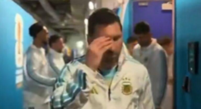 Jugadores de la selección argentina caminando por el túnel hacia el campo de juego antes de la final del Mundial 2026